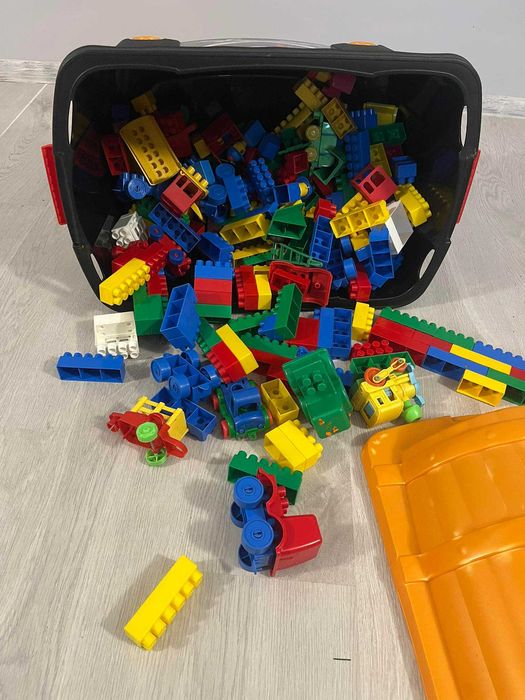 klocki plastikowe dla dziecka plus duży kufer