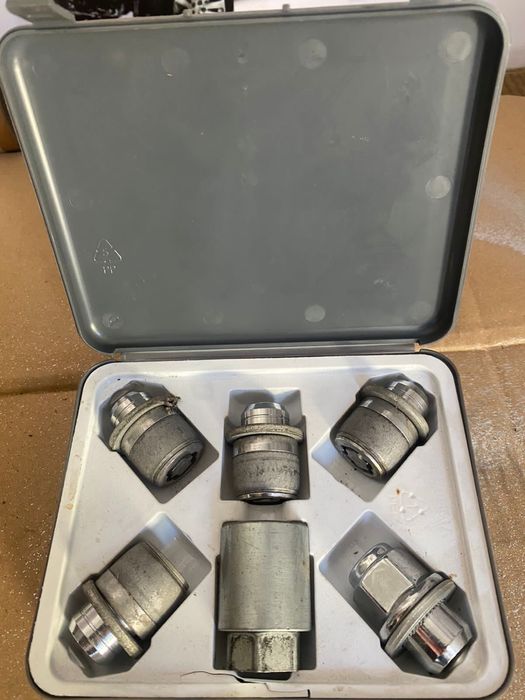 Продам оригинальный набор,комплект секреток для колес Toyota,Lexus