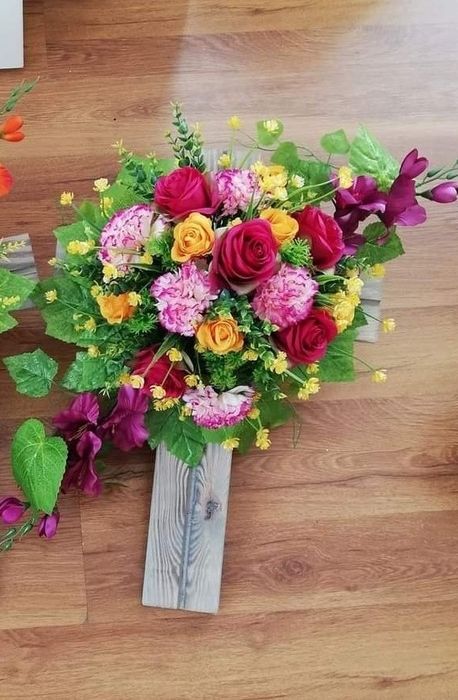 Krzyż drewniany wiązanka cmentarz wielkanoc dzień mamy