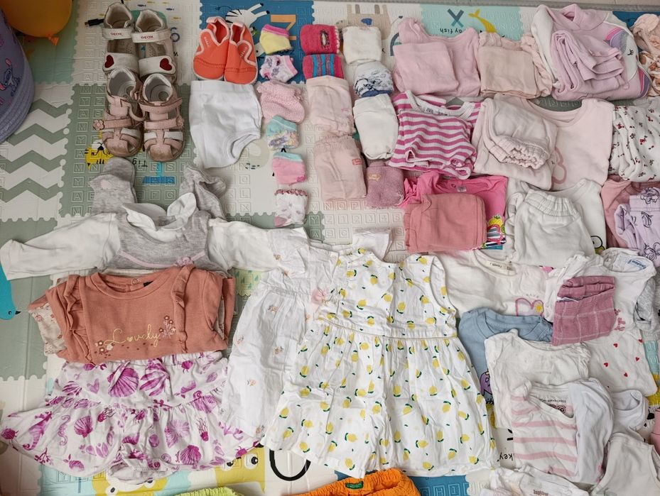 Pack com perto de 100 peças de roupa de menina bebé