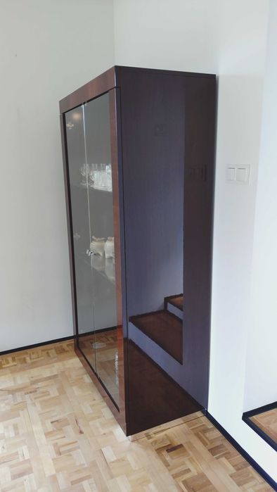 Piękna, brązowa witryna z lustrem