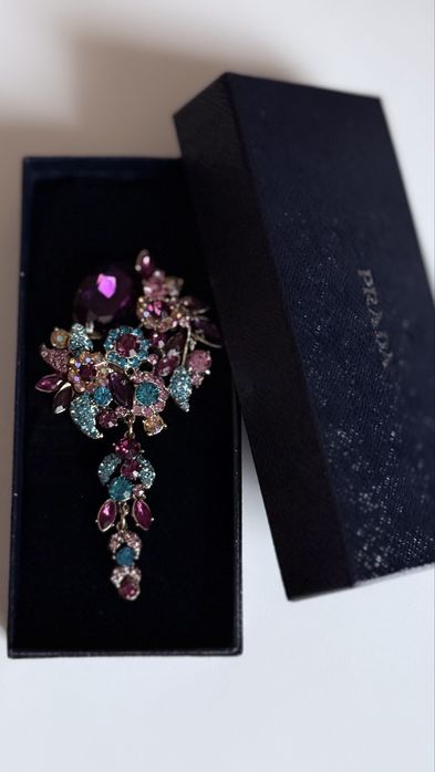 Elegancka broszka z cyrkoniami