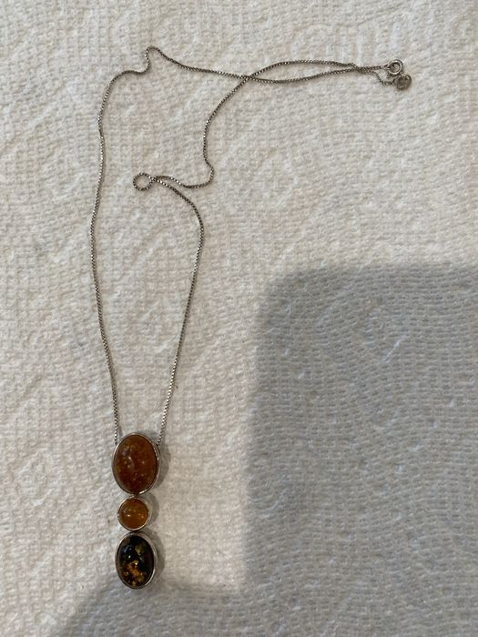 На подарунок срібне колье