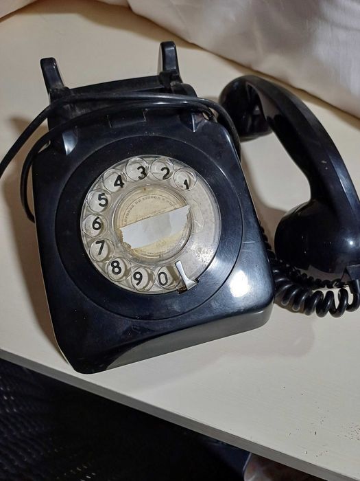 Telefone antigo de disco, preto