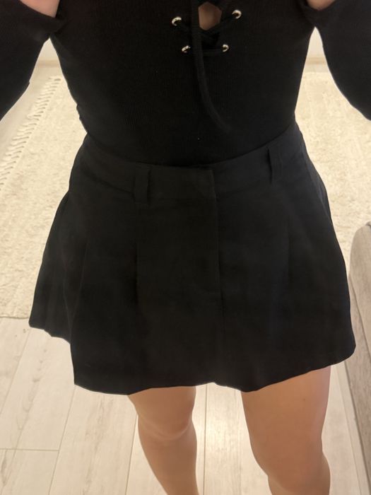 Чорна та сіра міні спідниця від H&M