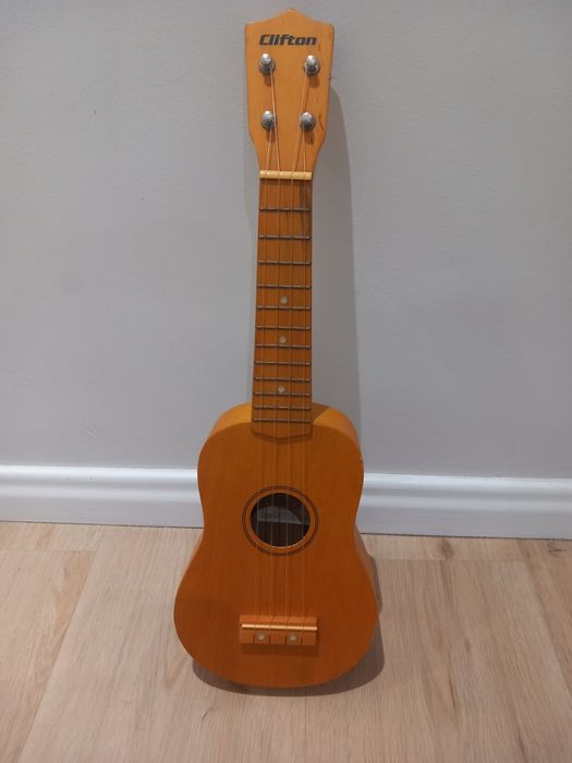 Ukulele usado em bom estado