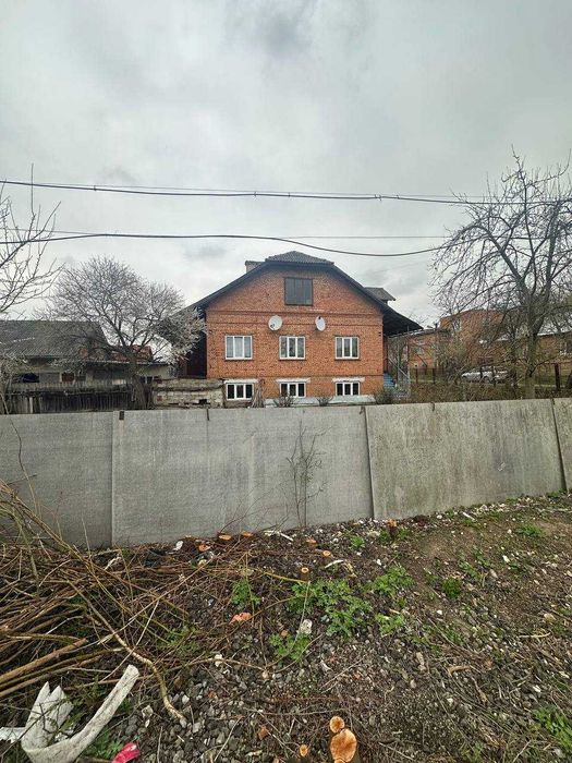 Власник.Продам будинок в центрі монастириська біля школи жилий стан