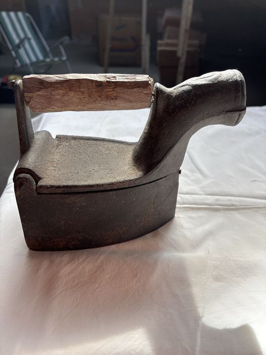 Ferro de engomar antigo em ferro fundido