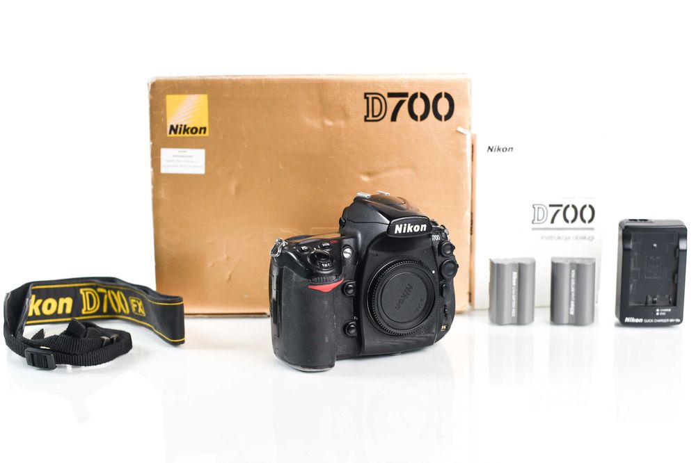 NIKON d700 PEŁNA KLATKA + 2 baterie + ładowarka + karta 16GB + pasek