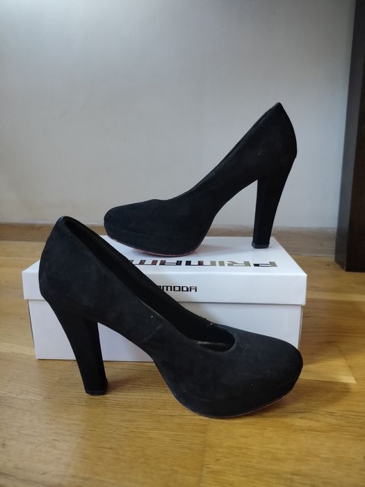 Czarne buty na obcasie, czerwona podeszwa