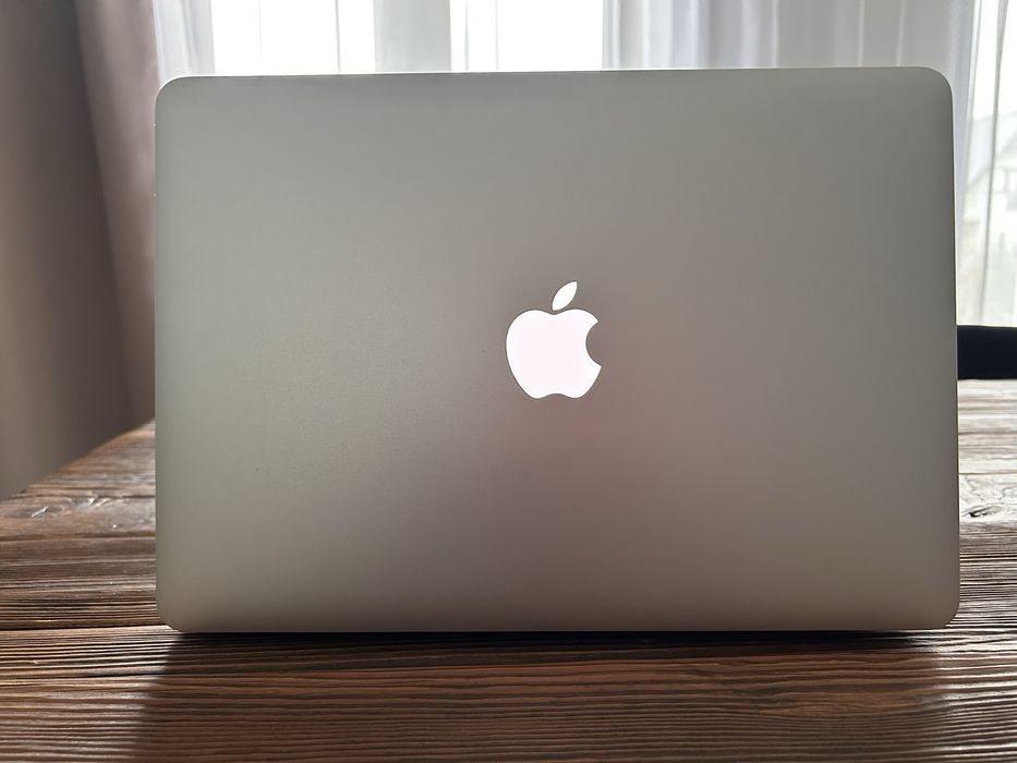 MacBook Air 13” 128 GB SSD 8 GB RAM