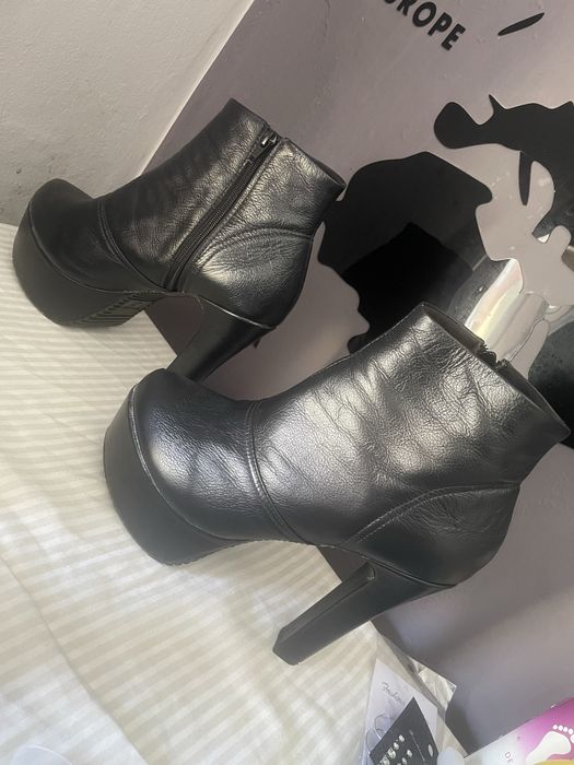 Bota de couro preto estilo joelma calypso