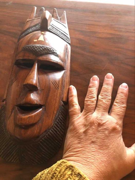 duas mascaras angolanas, com embutidos em Marfi