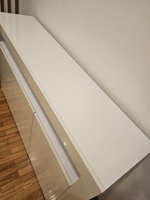 Aparador branco brilhante