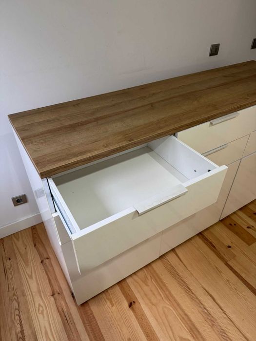 móvel de gavetas e prateleiras