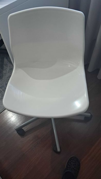 Cadeira branca de secretária de criança, da ikea.