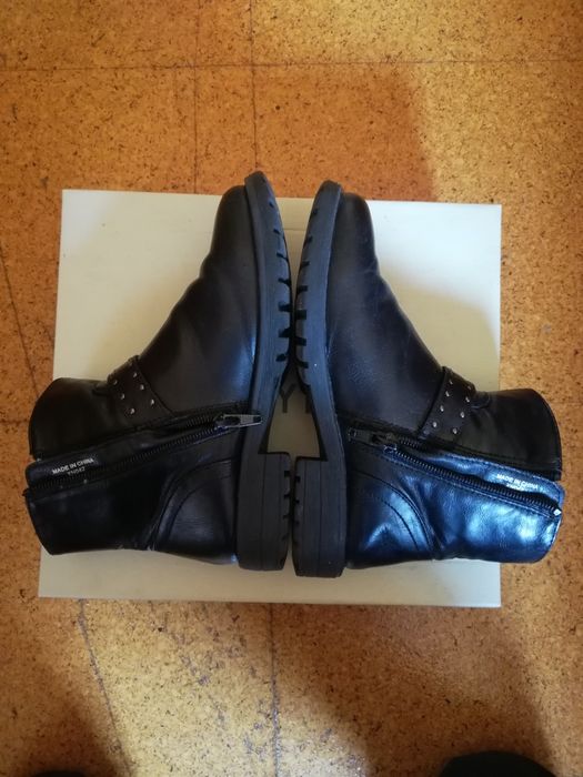 Botas menina tamanho 32 em excelente estado. Muito pouco usadas.Pretas