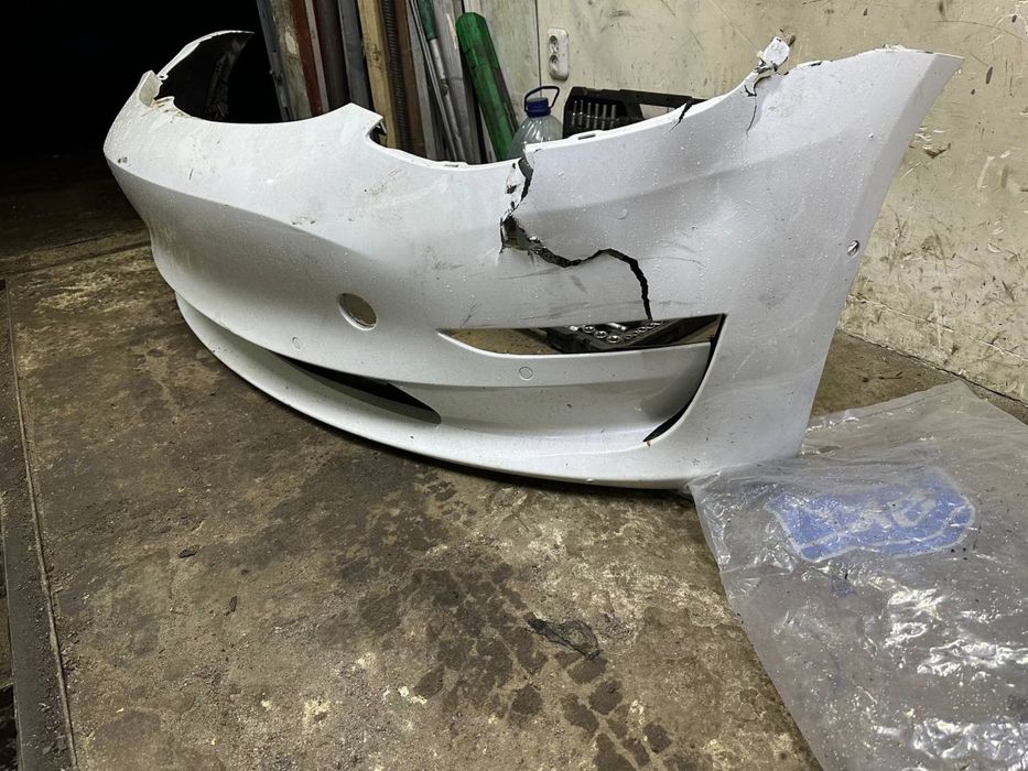 Бампер тесла Tesla model3  под ремонт