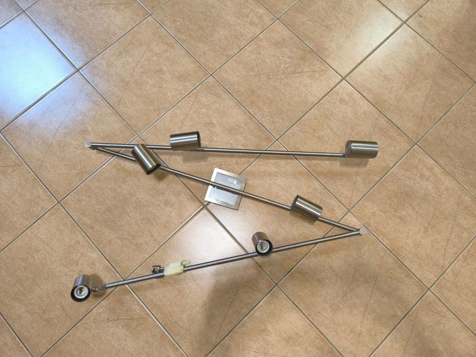 Люстра на шесть лампочек.