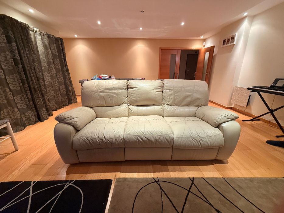 Sofá Chateaud’Ax em pele bege (3 lugares)