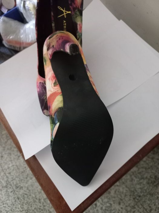 Sapatos novos em cetim multicolorido