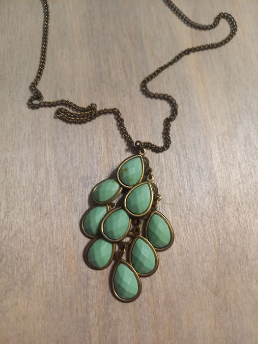 Wisior z zielonymi łezkami