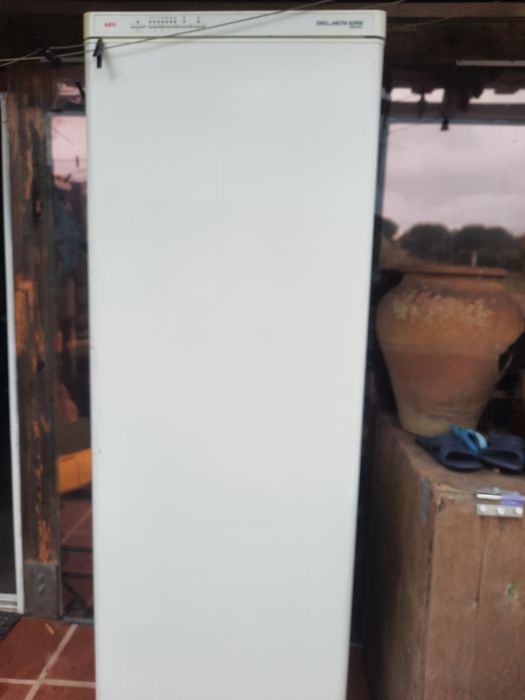 Arca vertical  AEG Oko  8 espaços