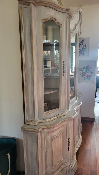 Biały kredens przerobiony na styl prowansalski