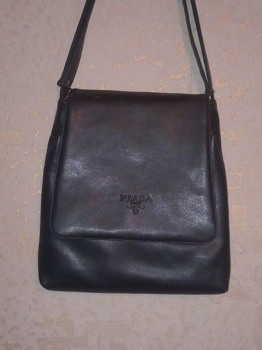 Продам женскую кожаную сумку "PRADA".Б/у .