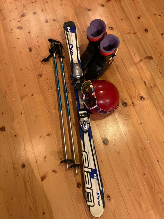 Zestaw narciarski dla dziecka narty kijki buty kask gogle pokrowce