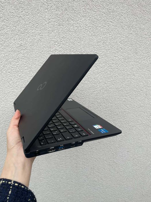 Fujitsu LifeBook U7311 — легкий бізнес ноутбук з 4G модемом є 90шт
