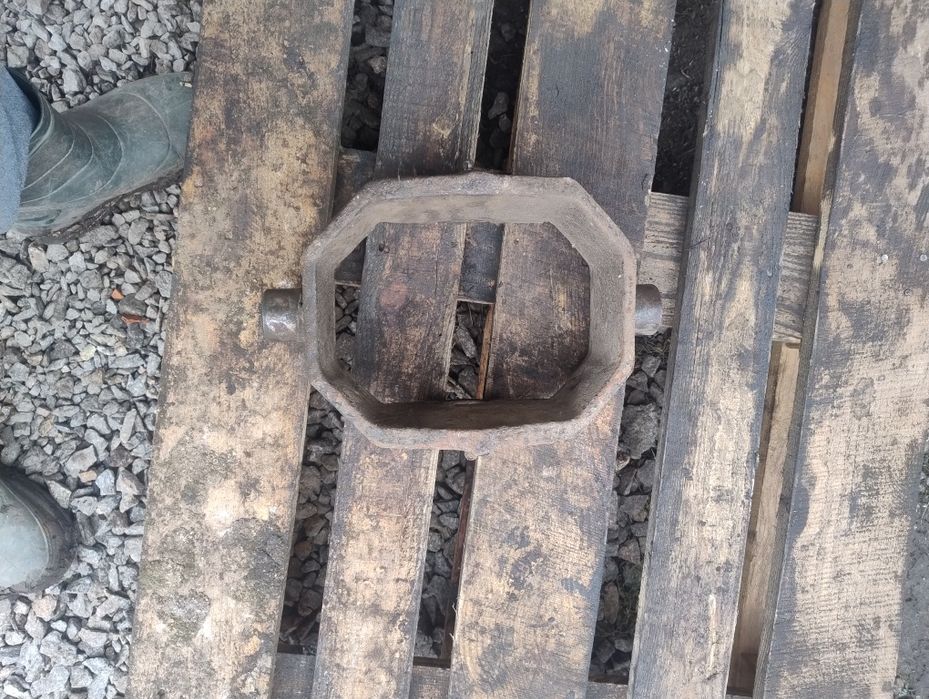 Колиска до гідроциліндра маз 5551