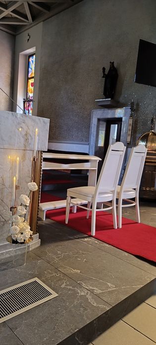 Biały klęcznik, białe krzesła, ślub, wesele, Świeczniki, konfetti, bań