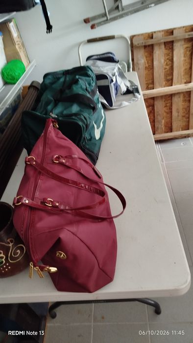 Vendo vários sacos e malas