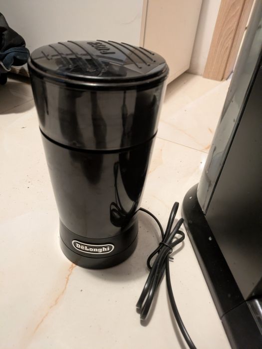 Ekspres kolbowy DE LONGHI EC 685.BK + młynek