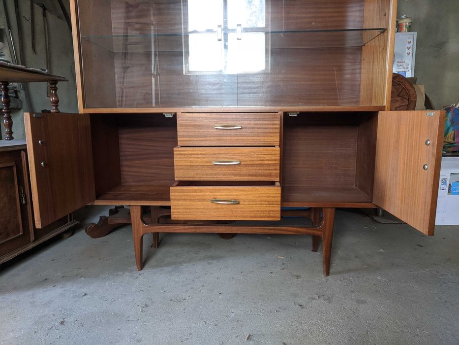 Cristaleira / Vitrine Vintage em Madeira Maciça – Excelente Estado