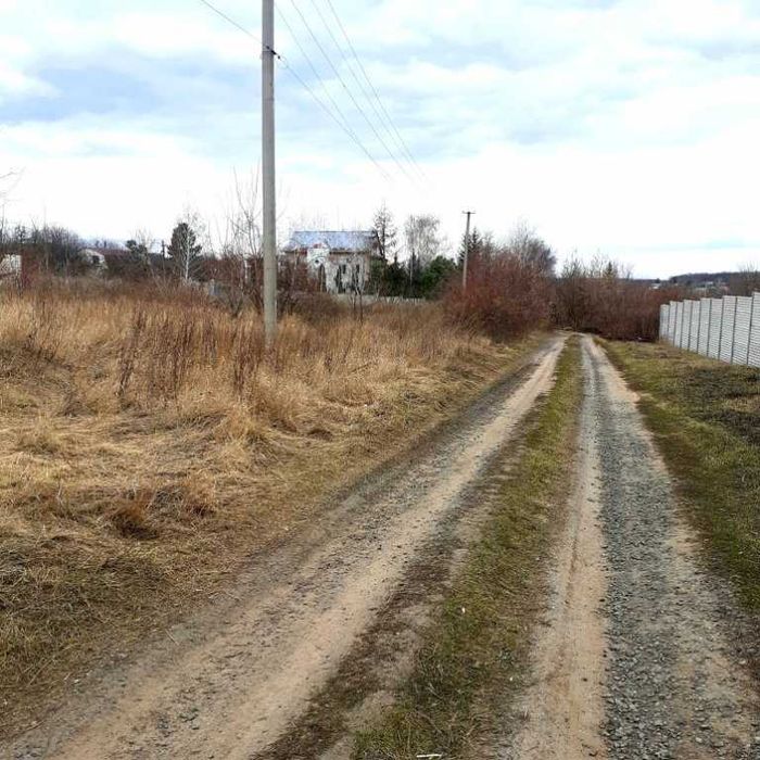 Продам приватизовану ділянку в передмісті Харкова.