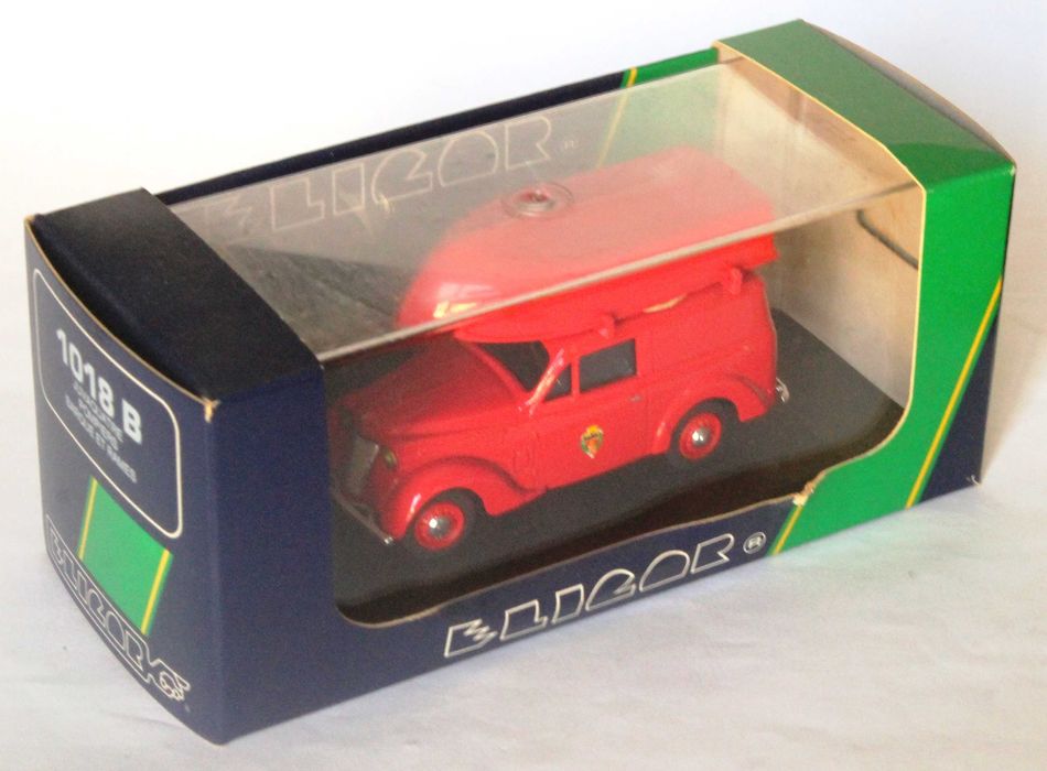 Renault Juvaquatre c/ barco a remos dos Bombeiros 1/43 Eligor c/ caixa