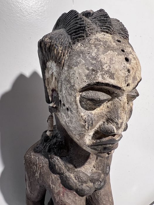 Estátua Tribal Africana em Madeira Esculpida à Mão (~54cm)