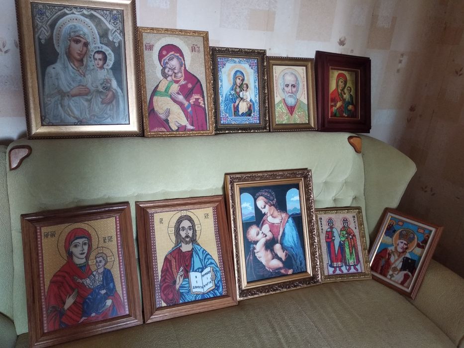 Иконы вышитые разные