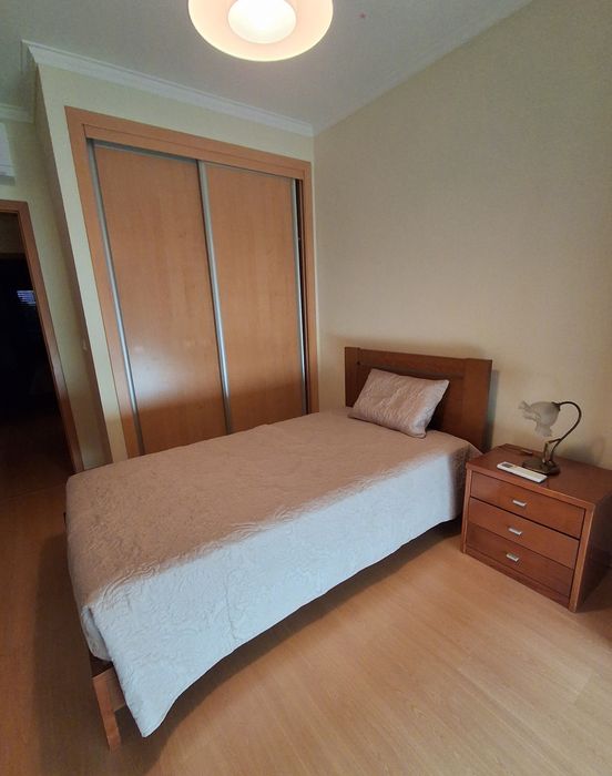 Cama de solteiro com estrado e colchão
