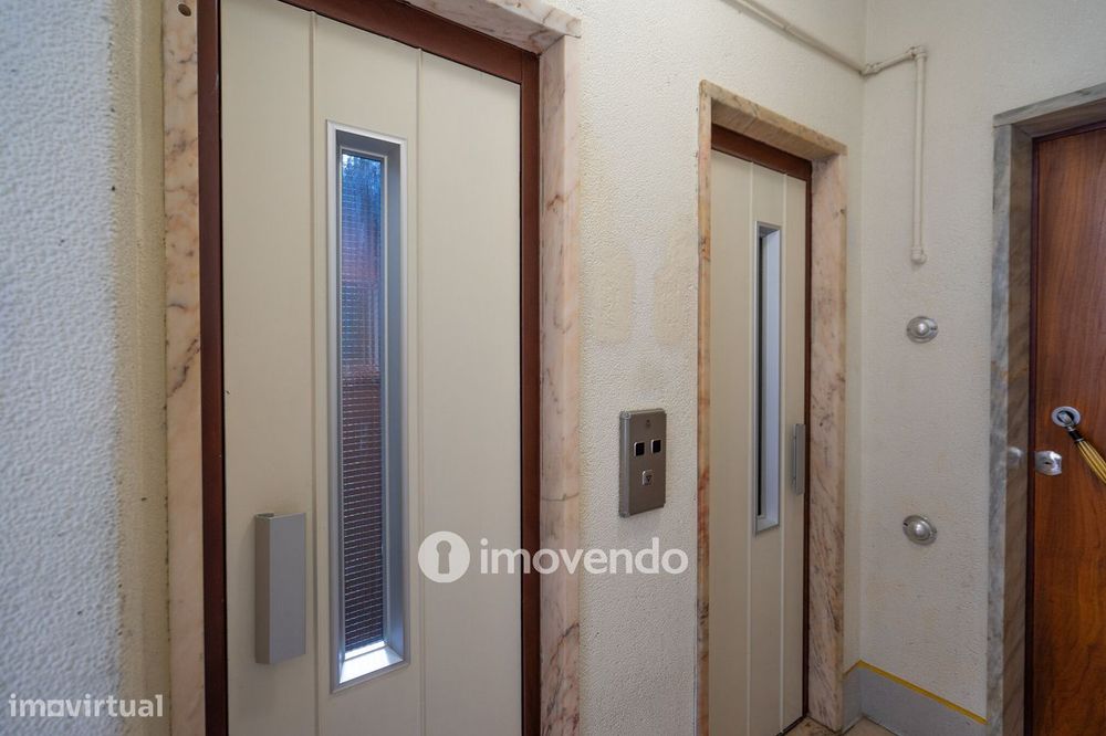 Apartamento T3+1 com áreas amplas e cozinha equipada, no Lumiar