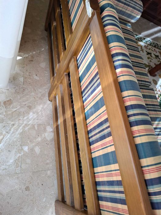 Sofá com estrutura de madeira