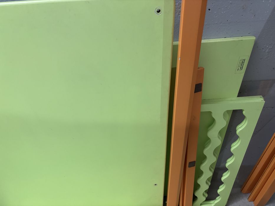 Cana de grades verde e laranja