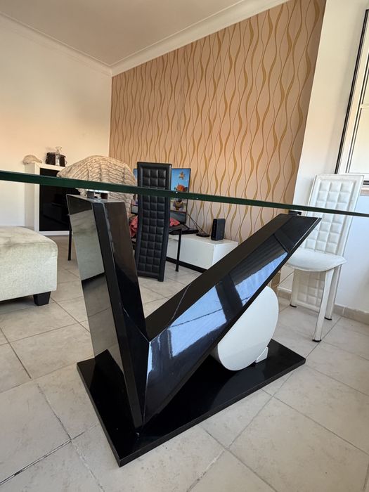 Vendo mesa de jantar .Em muito bom estado.Transporte a cargo do comprador.