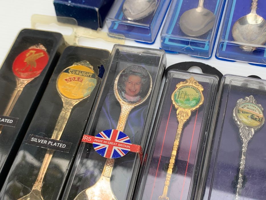 30 Colheres de coleção nas respectivas embalagens