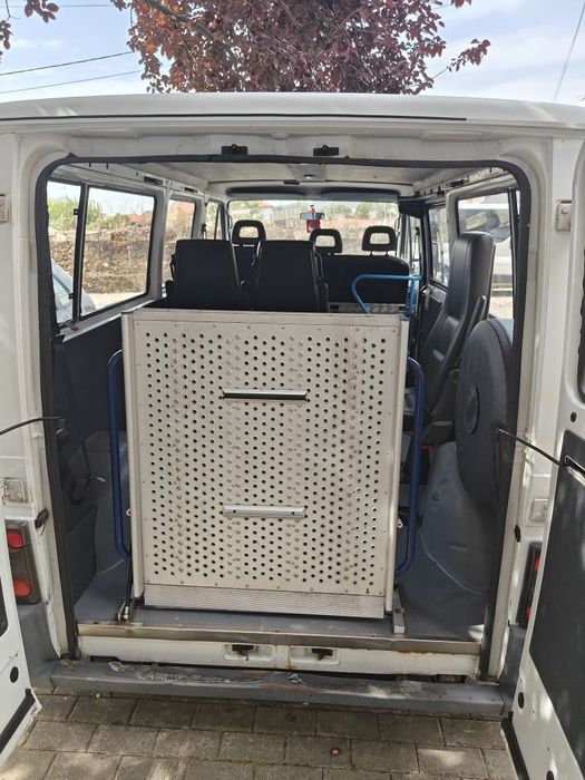 Carrinha adaptada para transporte de deficientes