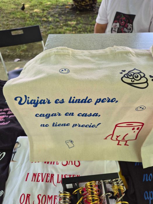 Tshirts, canecas e porta-chaves personalizados
