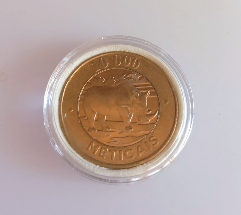 10000 Meticais Moçambique 2003 e 5 Rand Isemula África 2011.