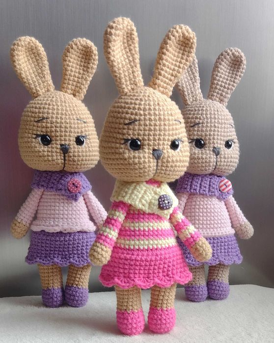 Zajączek króliczek w sukience szydełkowa maskotka